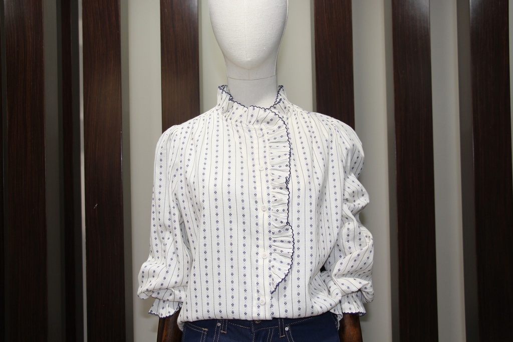 Blusa Romântica de Gola Alta com Folhos e Estampa Floral