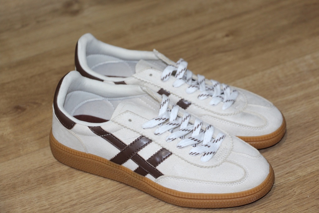 Sapatilhas de Camurça Creme com Detalhes Castanhos