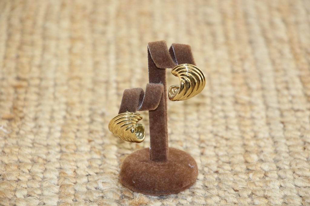 Brincos de Argola Esculturais Dourados com Textura Canelada