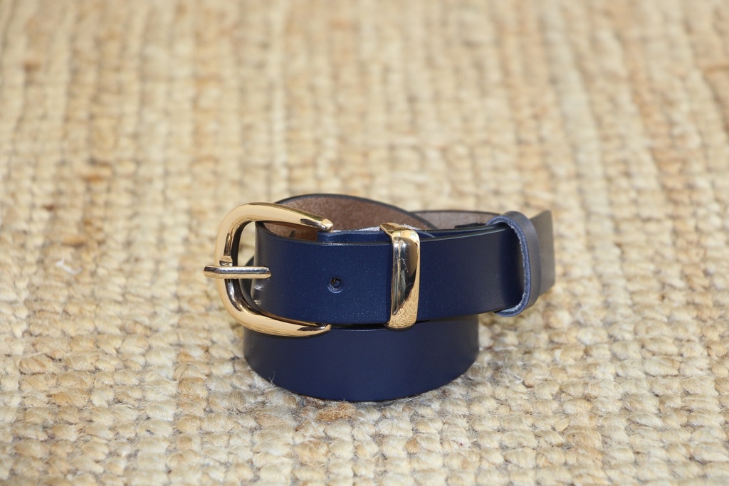 Cinto Clássico Azul-Marinho com Fivela Dourada Arredondada