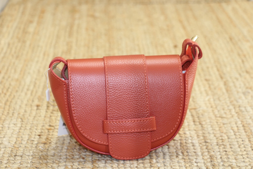 Mala de Ombro em Pele Grão Terracota Estilo "Half Moon"