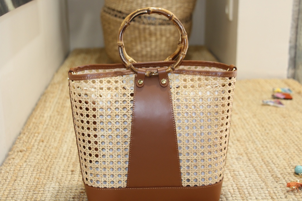 Mala de Mão em Ratan com Alças de Bambu e Detalhes em Pele