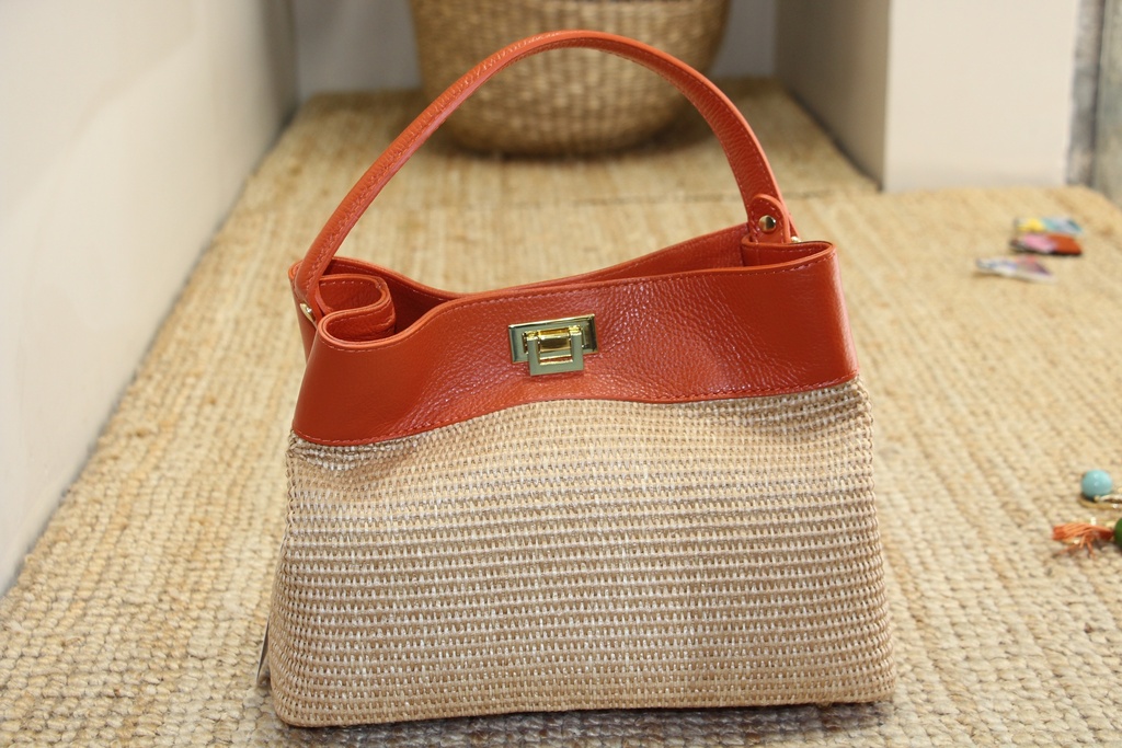 Mala de Mão em Ráfia com Acabamentos em Pele Laranja