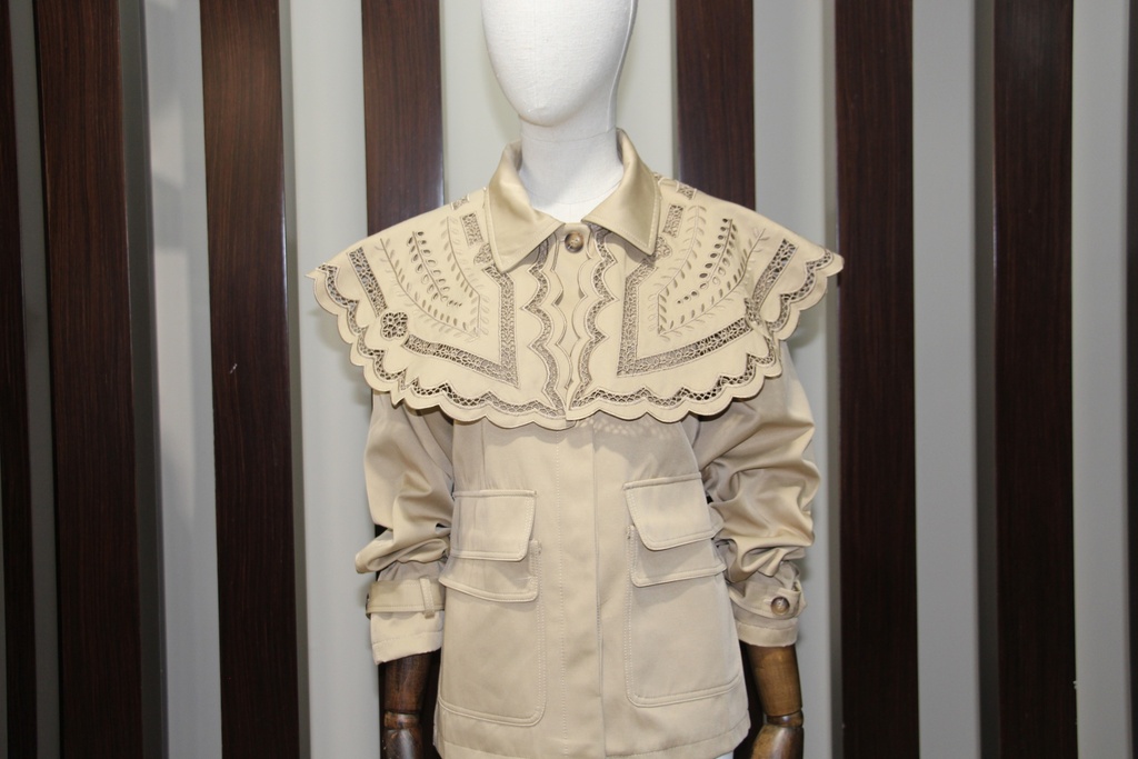 Casaco Utilitário Bege com Gola de Bordado Inglês Amovível