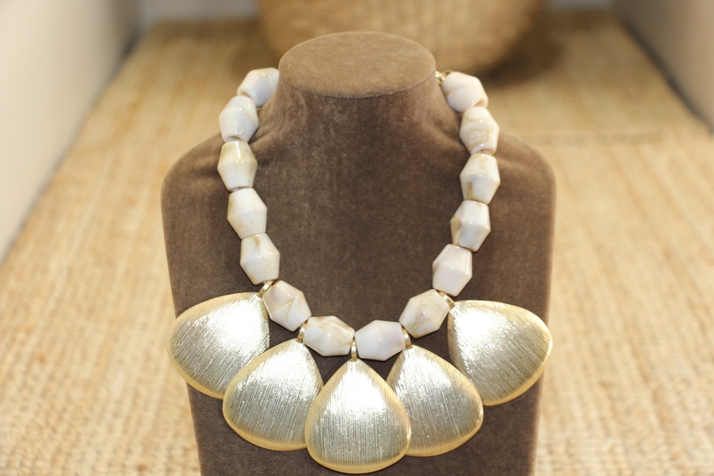 Colar Statement de Contas Marmoreadas com Pendentes Dourados