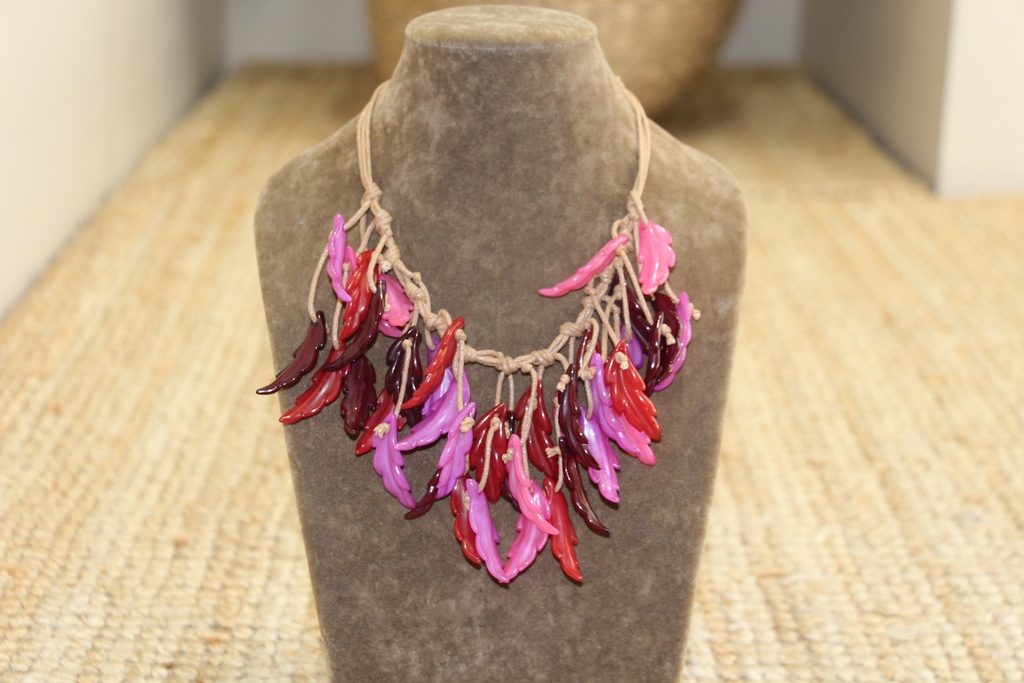 Colar Statement "Penas Tropicais" em Tons de Rosa e Bordo