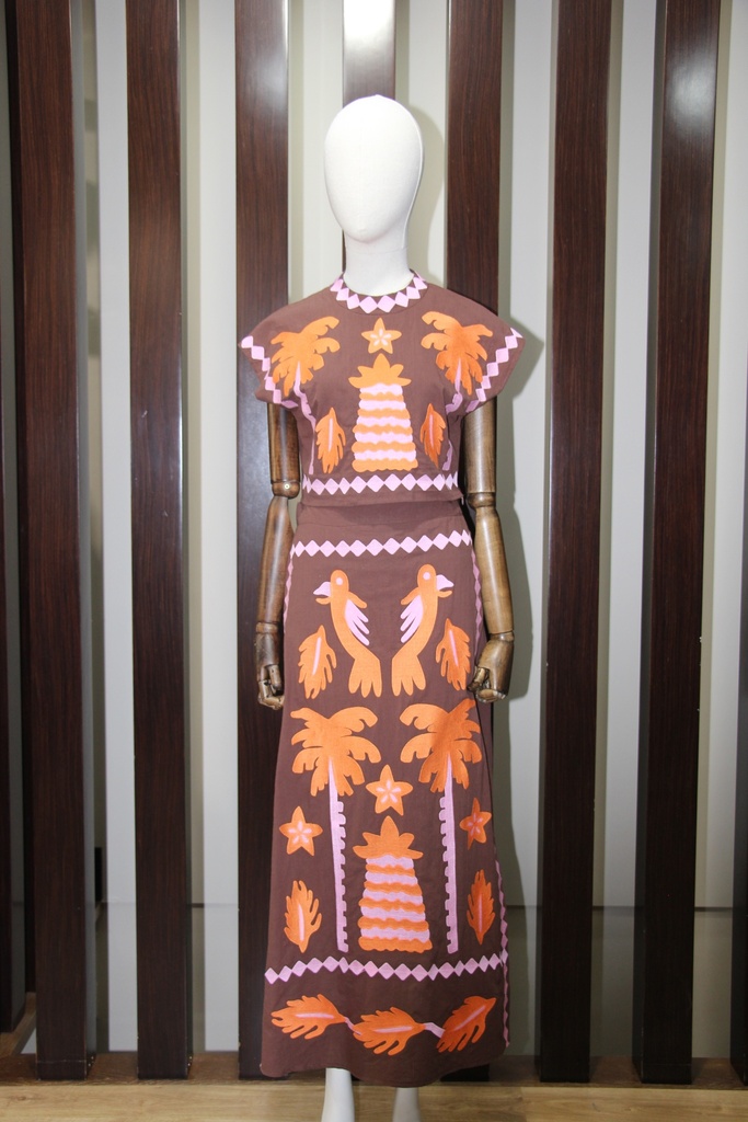 Conjunto de Top e Saia Midi com Motivos Tropicais Bordados