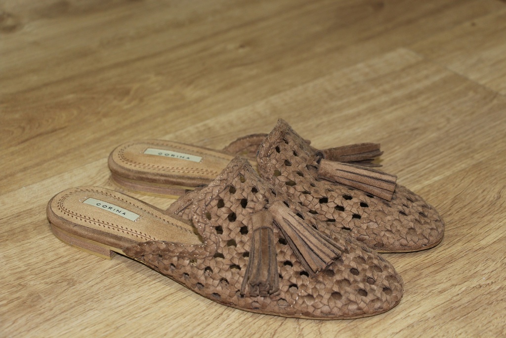 Mules em Camurça Entrelaçada com Detalhe de Barbilhos