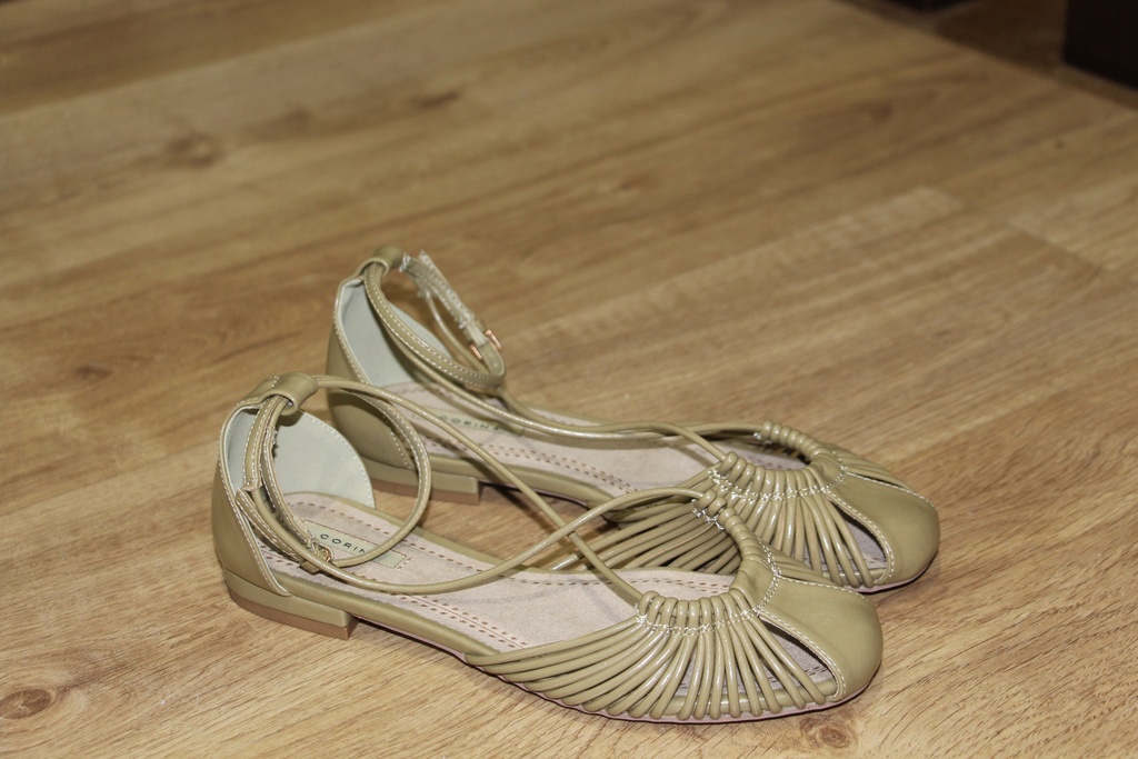 Sandálias Rasas de Tiras Tubulares com Atacadores no Tornozelo