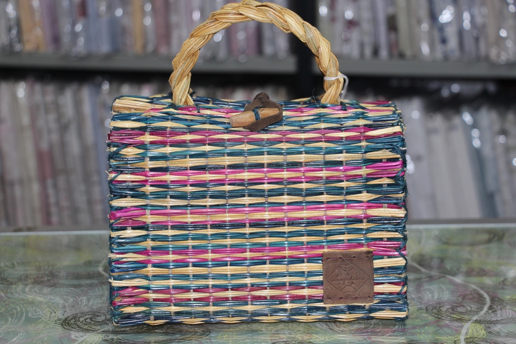 Cesta de Junco Artesanal em Tons de Azul, Magenta e Natural