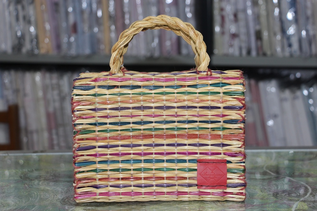 Cesta de Junco Artesanal com Padrão Listrado e Detalhe em Vermelho
