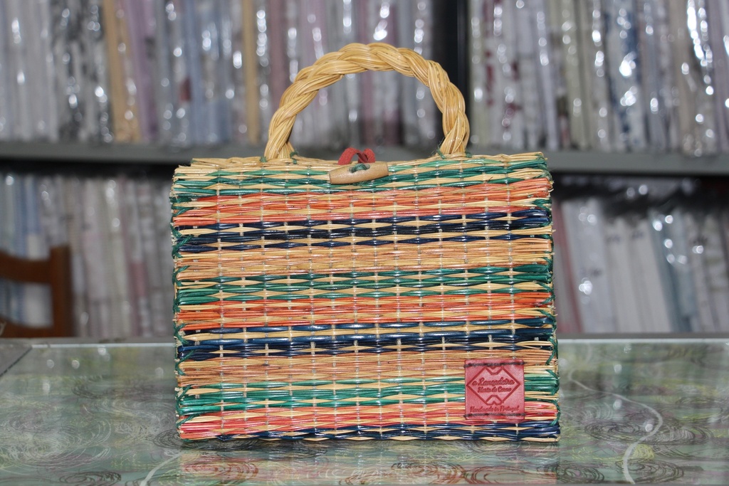 Cesta de Junco Artesanal com Padrão Listrado em Tons Terra e Azul