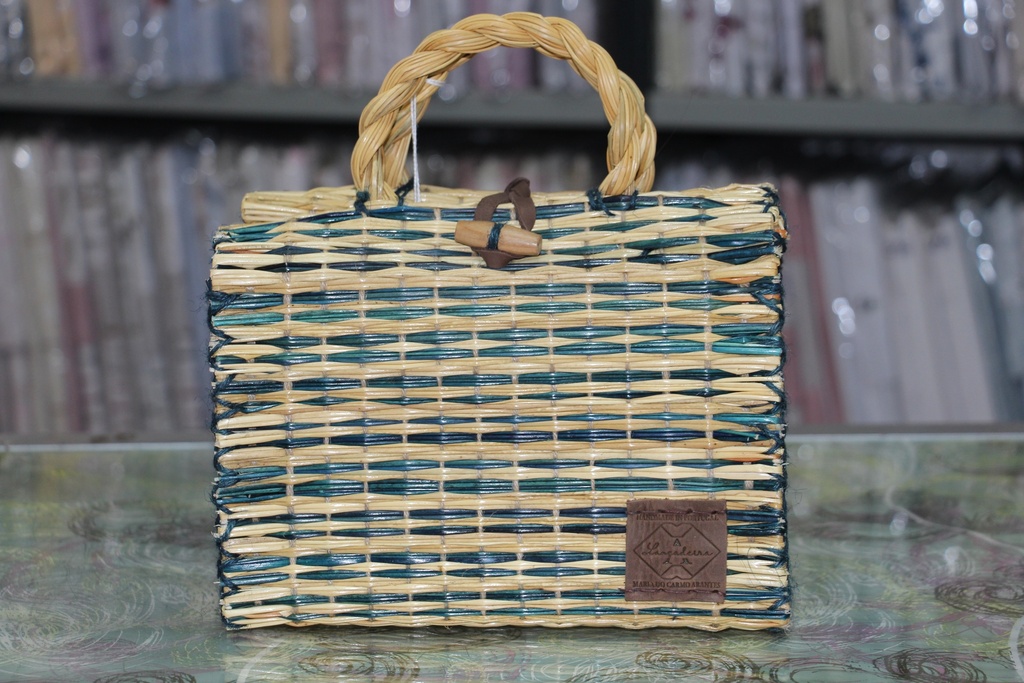 Cesta de Junco Artesanal com Padrão Listrado em Tons de Azul e Verde