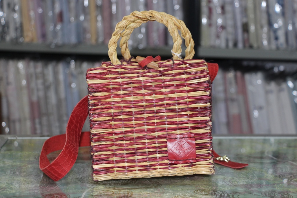 Cesta de Junco Artesanal com Alça Tiracolo em Pele Vermelha