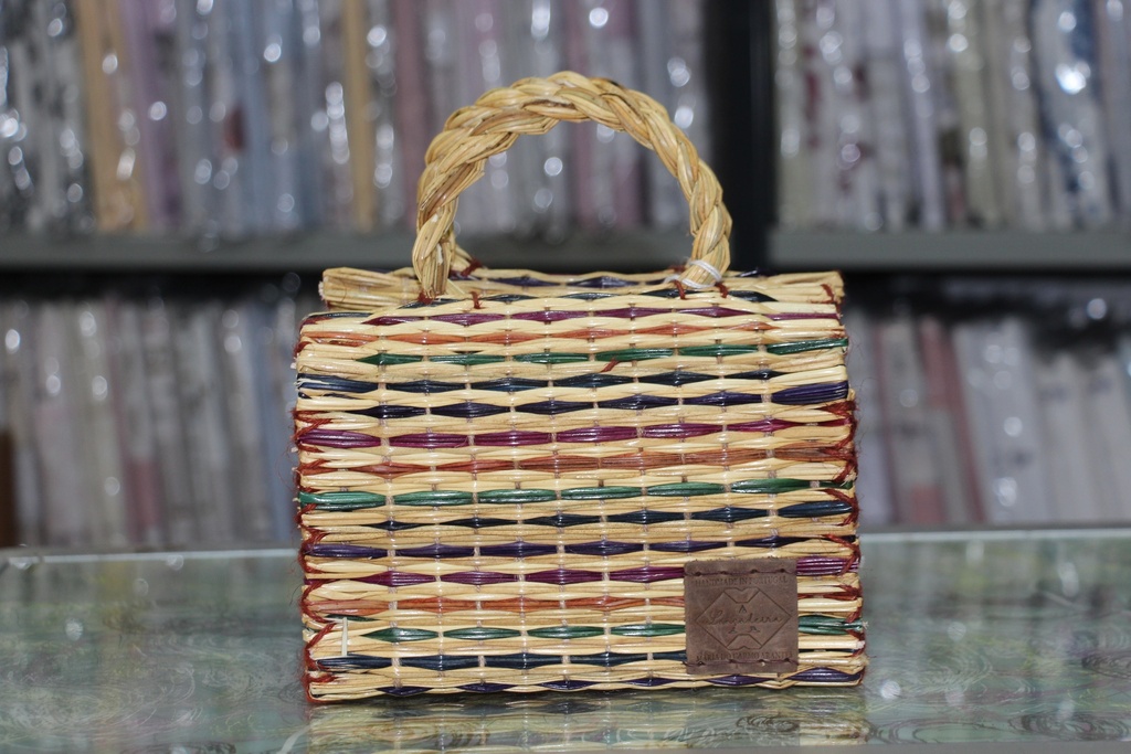 Cesta de Junco Artesanal com Padrão de Losangos Multicolor