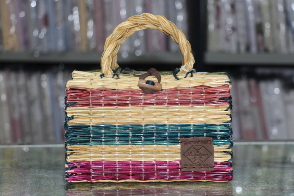 Cesta de Junco Artesanal com Padrão Listrado em Tons de Rosa e Turquesa