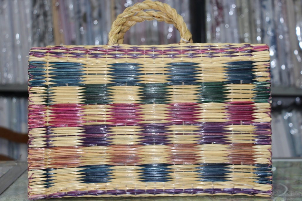 Cesta de Junco Artesanal Grande com Padrão Geométrico Multicolor