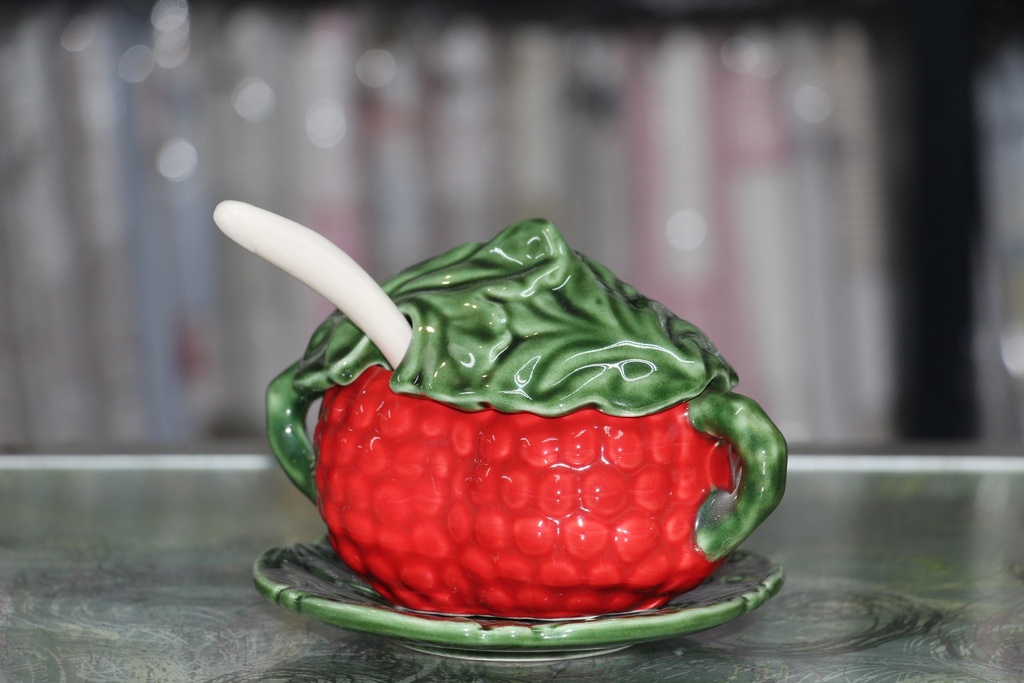 Açucareiro de Cerâmica em Formato de Morango com Colher e Pires