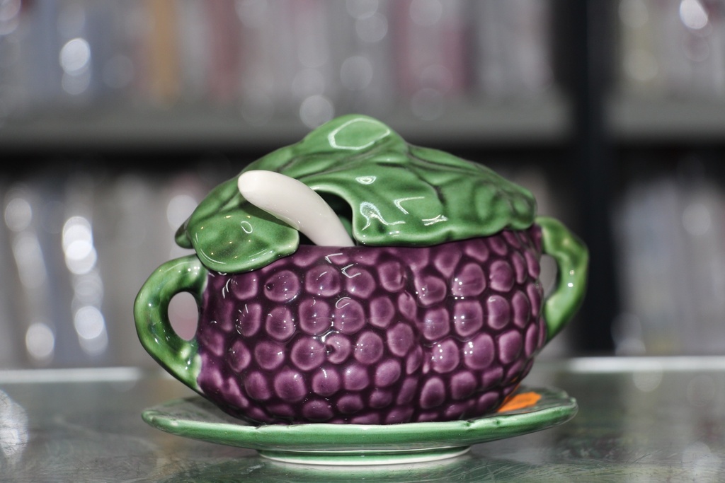 Açucareiro de Cerâmica em Formato de Uva com Colher e Pires