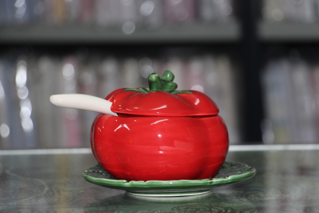 Açucareiro de Cerâmica em Formato de Tomate com Colher e Pires