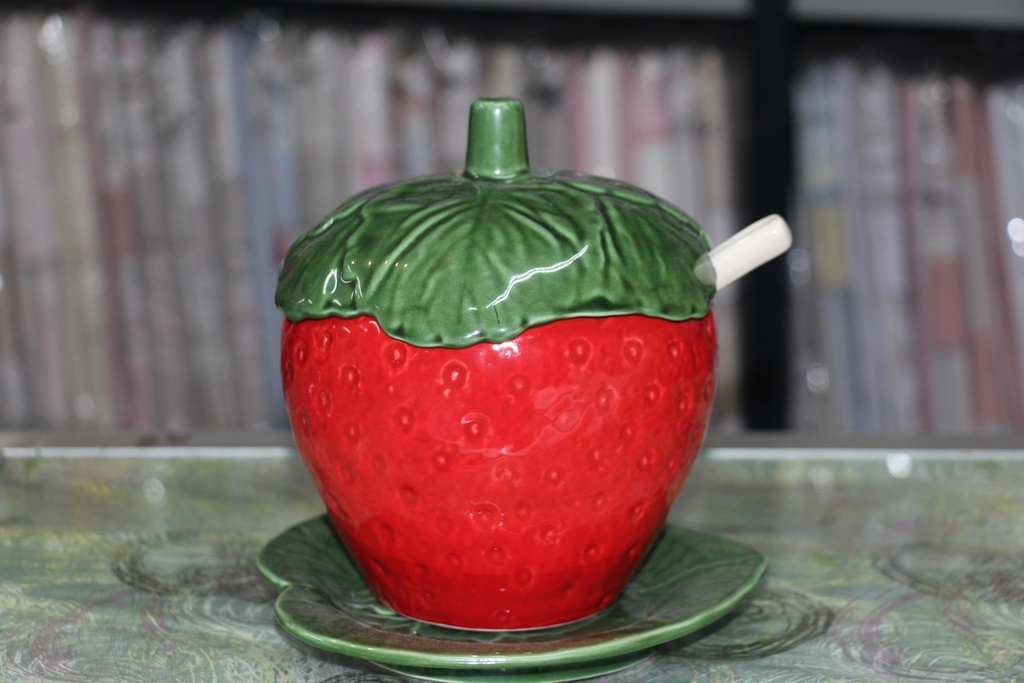 Açucareiro de Cerâmica em Formato de Morango Grande com Colher e Pires