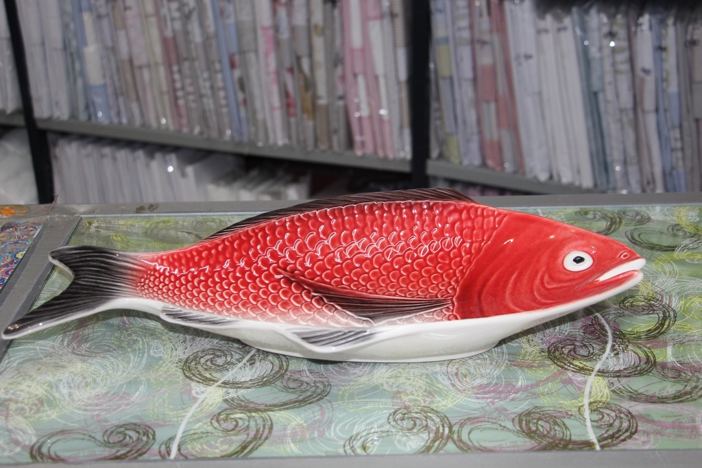 Travessa de Cerâmica em Formato de Peixe – Vermelho Coral