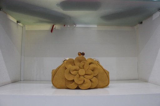 Clutch Vintage de Mostarda com Flor e Fecho