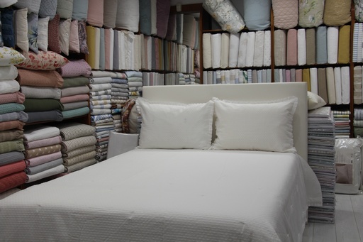 Conjunto de Colcha de Verão e Fronhas em Branco Total com Textura de Pontilhados
