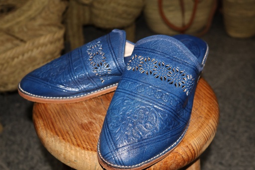Mules em Pele Azul com Gravações e Recortes Florais