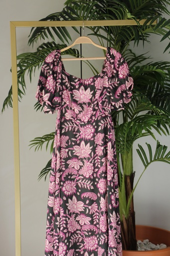 Vestido Comprido Escuro com Estampado Floral Rosa