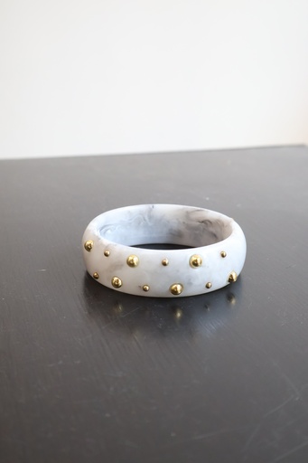 Pulseira com detalhes dourados