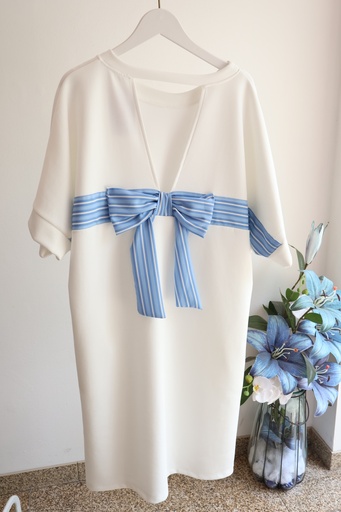 Vestido Branco com Laço Azul