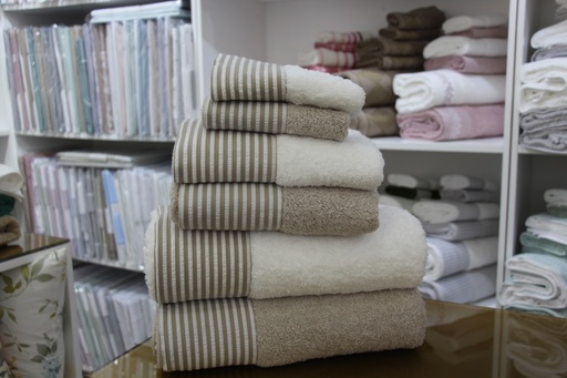 Conjunto de toalhas com padrão às riscas beges e brancas