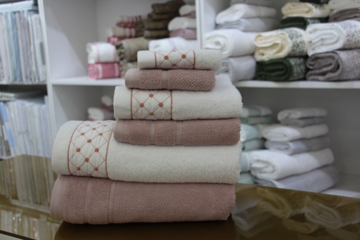 Conjunto de toalhas com padrão de losangos rosa e branco