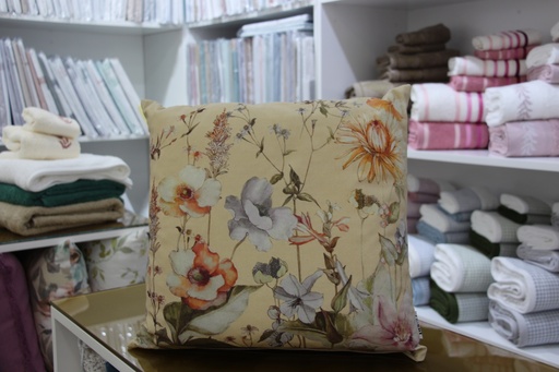 Fronha decorativa amarela com padrão floral