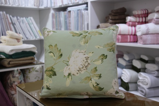 Fronha decorativa verde clara com padrão floral