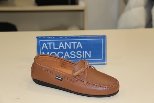 Mocassim castanho claro em pele com atacadores