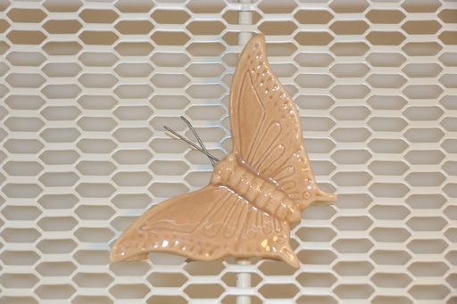 Borboleta decorativa em cerâmica bege areia