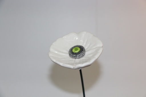 Flor decorativa em cerâmica branca com haste metálica