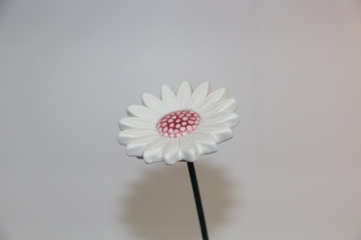Flor decorativa em cerâmica branca com centro rosado e haste metálica