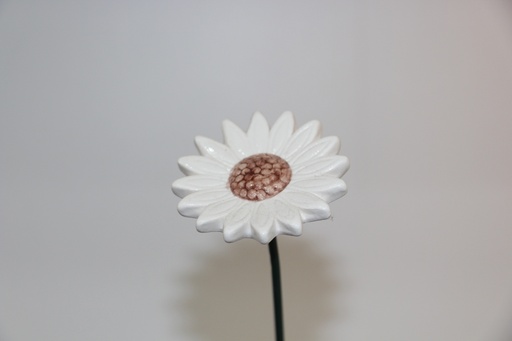 Flor decorativa em cerâmica branca com centro castanho e haste metálica