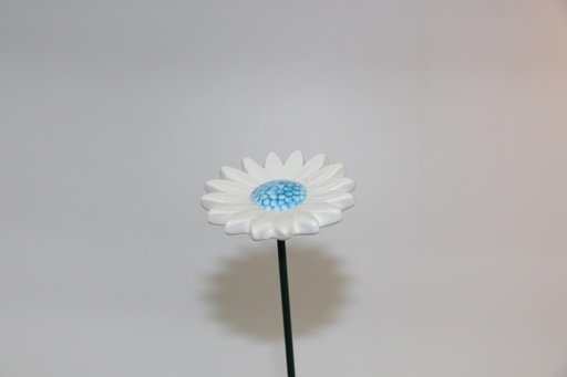 Flor decorativa em cerâmica branca com centro azul e haste metálica