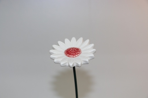 Flor decorativa em cerâmica branca com centro vermelho e haste metálica