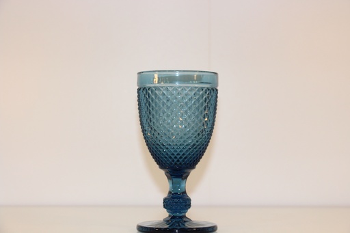 Copo de pé alto de vidro trabalhado em tom azul celeste