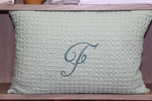 Almofada Decorativa em Ninho de Abelha Verde com Inicial Bordadaicial "F"