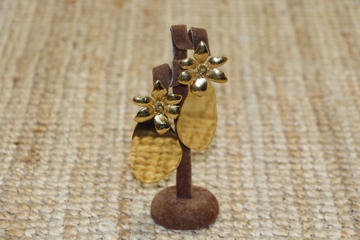 Brincos Pendentes Florais Dourados com Gota Orgânica