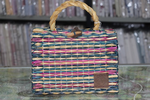 Cesta de Junco Artesanal em Tons de Azul, Magenta e Natural